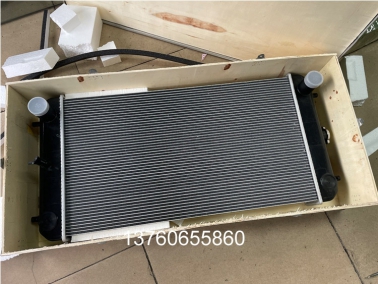 日立ZAX135U挖（wā）掘機水（shuǐ）箱